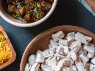 开心果柠檬摩洛哥风味派,不粘锅中加入橄榄油 ,煸炒洋葱丁 ,至变软且呈现透明色,大约需要15分钟。