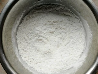 艾叶笑粄(客家小吃),全部粉类混合均匀