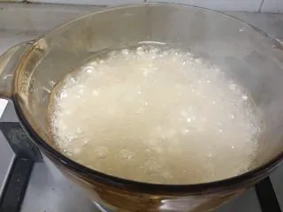 芒果黑米椰奶西米露,大火烧煮水后倒入西米露，西米露购买时选择干净的，一定不要用水冲洗。