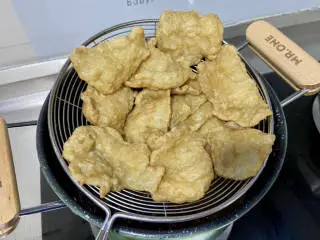 椒香鱼块➕椒香风味龙利鱼块,炸到表面变硬颜色金黄，捞出沥油