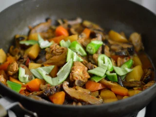 酱烧土豆鸡翅,最后放入青椒 