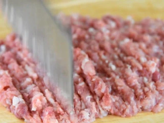 肉饼蒸蛋—从小吃到大的美味,瘦肉剁成肉糜。