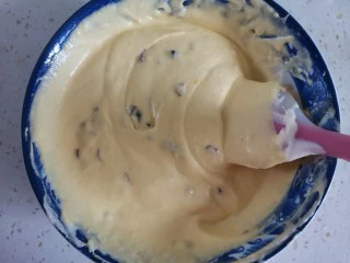 蔓越莓冰激凌,翻拌均匀,翻拌好的冰淇淋糊是非常细腻光滑的