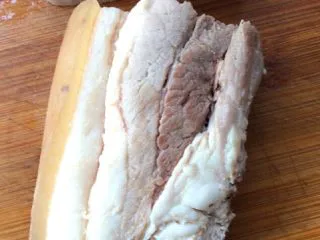 辣子蒜苗回锅肉,五花肉凉水下锅放葱姜，料酒煮至六成熟，捞出沥干水分，放凉备用