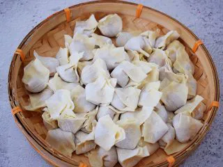 鲜虾猪肉馄饨,依次包完所有的馄饨皮