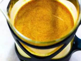 印度拉茶风味奇亚籽奶昔,取出茶包，把茶液和肉桂粉 、蜂蜜 、杏仁酱 、大号的冷冻香蕉 、奇亚籽 和椰蓉 混合，用搅拌器打匀后在冰箱冰镇1个小时。