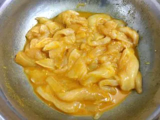 十味 嫩煎鸡柳条（娘惹风味）,混合均匀，再把鸡柳按摩一下。放入冰箱冷藏腌2小时。