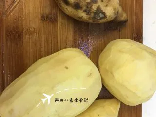 無油拔絲地瓜-台灣夜市小吃,選購綿密鬆軟的台農17號地瓜,來做拔絲地瓜可增添更棒的口感,將地瓜外皮洗淨後削皮