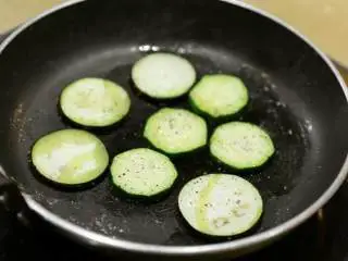 南法风味香煎银鳕鱼,少许油没,煎节瓜 ,茄子 ,番茄 上色,撒上黑胡椒和盐 。