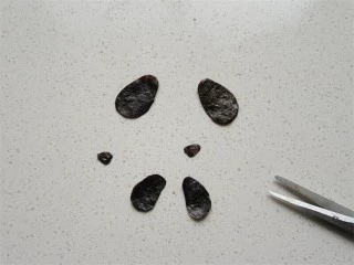 熊猫杯子减肥便当,用海苔剪出熊猫眼、嘴巴部分,我做了两个熊猫的