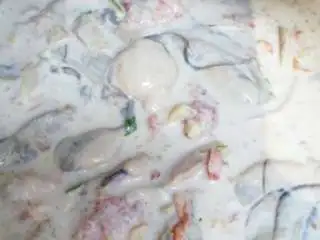 潮汕小吃蚝烙,拌好的糊，因为鱿鱼丝是咸的所以我没加盐，蚝本身就有鲜味，也就不用加酱油提鲜