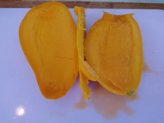 百香果+芒果苹果汁,芒果从中间切开,去葫。(如图)