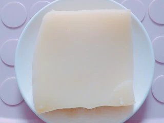 特色小吃米豆腐,米豆腐洗净