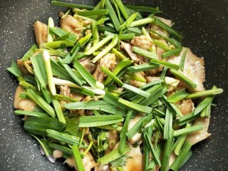 花雕酒焗藤椒手撕鸡,撒上蒜苗。