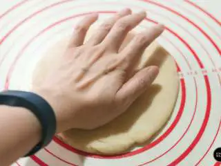 没有烤箱照样做出香浓芝士风味薄底披萨,饼底按压推捏开,成6~7mm厚的圆形。饼底的传统做法会通过甩面皮(类似抛甩手帕)的手法,让面皮变得薄且均匀,但对于第一次尝试的朋友来操控性略低,建议先通过手来按压,然后借助擀面杖将其制成理想的形状。