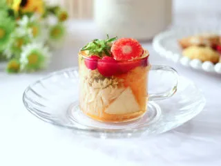 时令水果养生茶,煮好的水果茶，倒入杯子里，喜欢甜口的可以放点冰糖或者蜂蜜都是不错的选择哟。