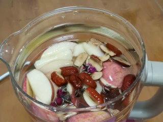 一款疏肝理气，适合春天喝的花茶～玫瑰苹果花茶,将所有材料（除绿茶包和红糖外）放入养生壶，加入适量的清水。