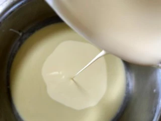 在家也可以制作奶茶,打成顺滑无颗粒状态，直接加入所有的淡奶油。