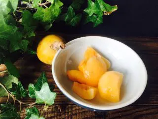 美丽的水果饮品,枇杷去核,切块