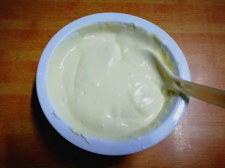 健康电饭锅蛋糕,再放最后三分之一蛋白到蛋黄糊里搅拌均匀