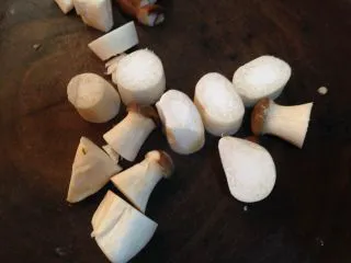 路边小吃自己做―鸡蛋干烤蔬菜串,杏鲍菇切丁（选择小杏鲍菇更容易操作）