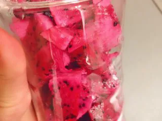 顺滑牛奶火龙果,装入料理杯，我的杯子刚好能够装一整个，大概500毫升量