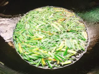 地方小吃+上海葱油拌面,小火慢慢的熬