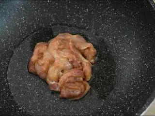 西葫芦炒肉片—从小吃到大的家常菜,简单易学哦,油6成热下肉片,炒至变色盛出备用。