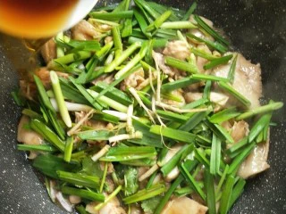 花雕酒焗藤椒手撕鸡,开盖,沿着锅边迅速烹入一碗花雕酒。