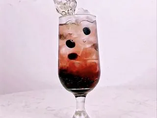 颜值高+口感好！微醺少女的甜美酒单，夏天喝这个就对了！,将白伏特加酒开瓶，斜放入杯中