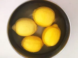 蜜渍柠檬皇菊茶,把柠檬用温水清洗干净