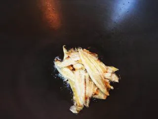 台灣傳統小吃 - 白菜滷,待油鍋上的油紋呈細條狀表示熱鍋完成,放入扁魚