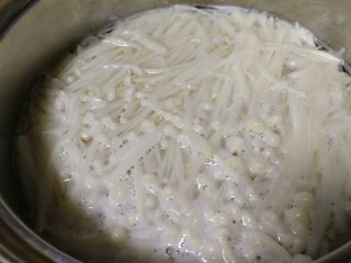 黄瓜凉拌金针菇,水开放入金针菇，焯水半分钟。