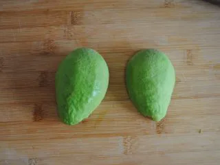 牛油果酸奶昔,去掉皮