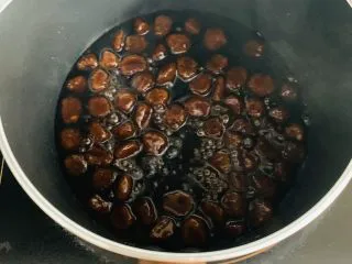 脏脏珍珠奶茶,珍珠倒入后，要不停的翻拌让珍珠均匀吸收糖浆关火