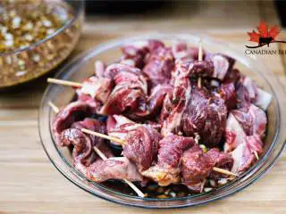 BBQ风味烤牛板腱,将Canadian Beef 牛板腱 切成长条状，加入腌料中，至少腌制1小时以上，最好可以隔夜。