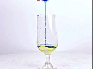 微醺解暑不易醉，一支细腻的饮品，比香槟还好喝！,倒入蓝柑糖浆