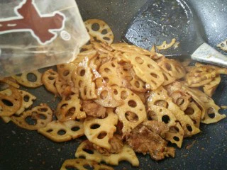 #猪年#莲藕炒肉,炒匀放入十三香，加少许盐