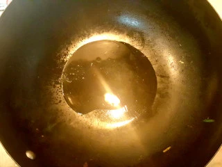 快手菜=>韭黄肥牛,锅中放油。