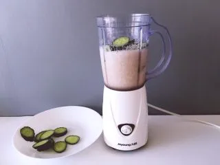 健康饮品之黄瓜雪梨汁,将黄瓜放入刚打好的梨汁中，分俩次加入