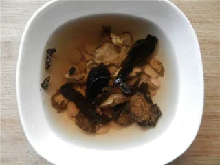 妇科圣方《四物汤》,药材放1碗水，泡半小时以上