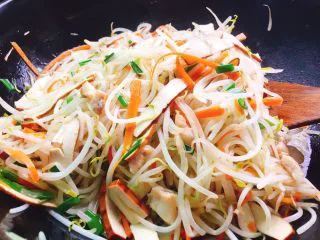 福州特色小吃+炸春卷,最后加入鸡精进行调味