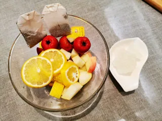 水果茶在家轻松做,除山楂外其他水果都切小块，柠檬切片。