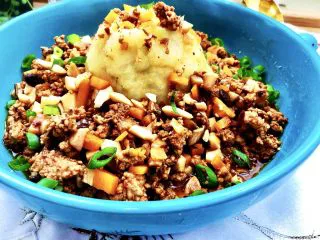 土豆的101种吃法➕火山肉末土豆泥,这道菜,一定要用勺子挖着吃喔😛,用勺子连着土豆泥和肉末汤汁拌一拌,一起放进嘴里,肉末香土豆绵,加上香菇胡萝卜均衡营养,很适合家里小朋友和老人食用喔😁