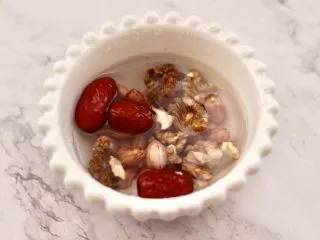 核桃花生红枣露,取一个大一点的碗，把花生和红枣，核桃仁放入后，倒入适量清水浸泡1个小时。