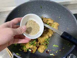 椒香鱼块➕椒香风味龙利鱼块,加入葱段香菜熟白芝麻，大火翻炒出锅