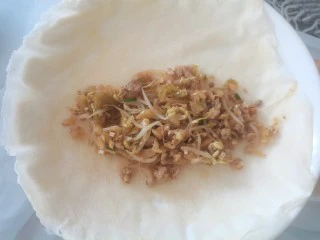 温州端午小吃— 薄饼,拿一张薄饼皮放入馅料