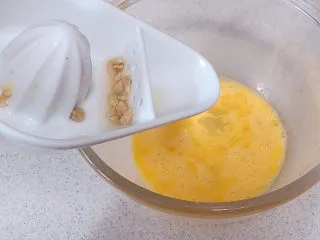 法式小甜点【椰蓉柠檬小方】,倒入柠檬汁拌匀