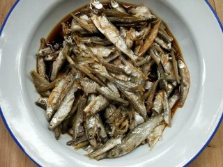 香辣下饭菜～客家小炒鱼干,沥干的鱼干，加入适量白酒，生抽腌一会。