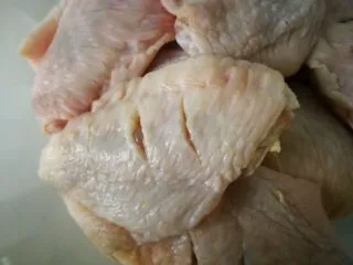 家常菜啤酒鸡翅,鸡翅清洗干净后，用刀在正反两面，划两刀。